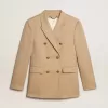 Damesblazer met dubbele knoopsluiting in zandkleur met gouden heraldische knopen