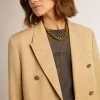 Damesblazer met dubbele knoopsluiting in zandkleur met gouden heraldische knopen