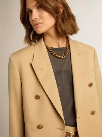 Damesblazer met dubbele knoopsluiting in zandkleur met gouden heraldische knopen