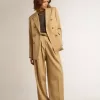 Damesblazer met dubbele knoopsluiting in zandkleur met gouden heraldische knopen