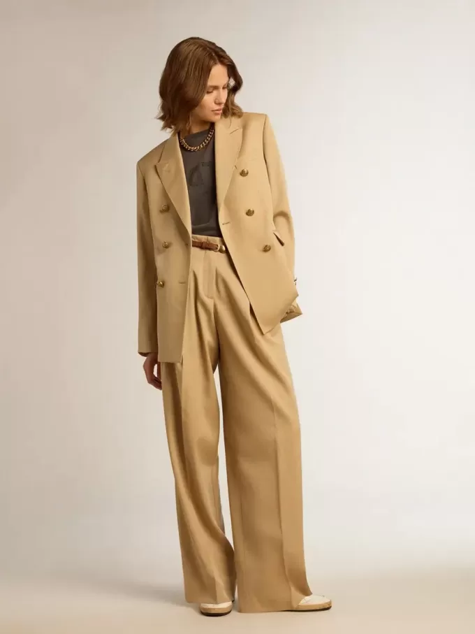 Damesblazer met dubbele knoopsluiting in zandkleur met gouden heraldische knopen