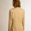 Damesblazer met dubbele knoopsluiting in zandkleur met gouden heraldische knopen