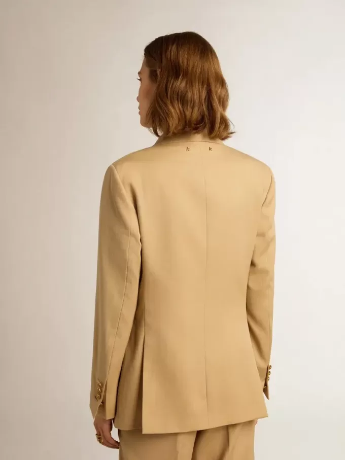 Damesblazer met dubbele knoopsluiting in zandkleur met gouden heraldische knopen