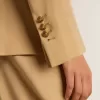 Damesblazer met dubbele knoopsluiting in zandkleur met gouden heraldische knopen