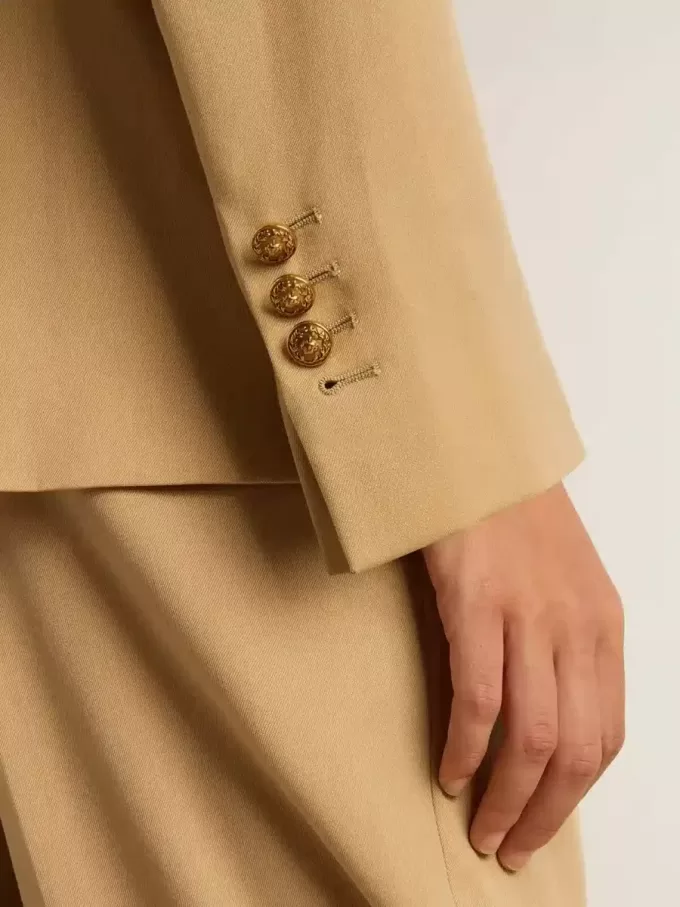 Damesblazer met dubbele knoopsluiting in zandkleur met gouden heraldische knopen