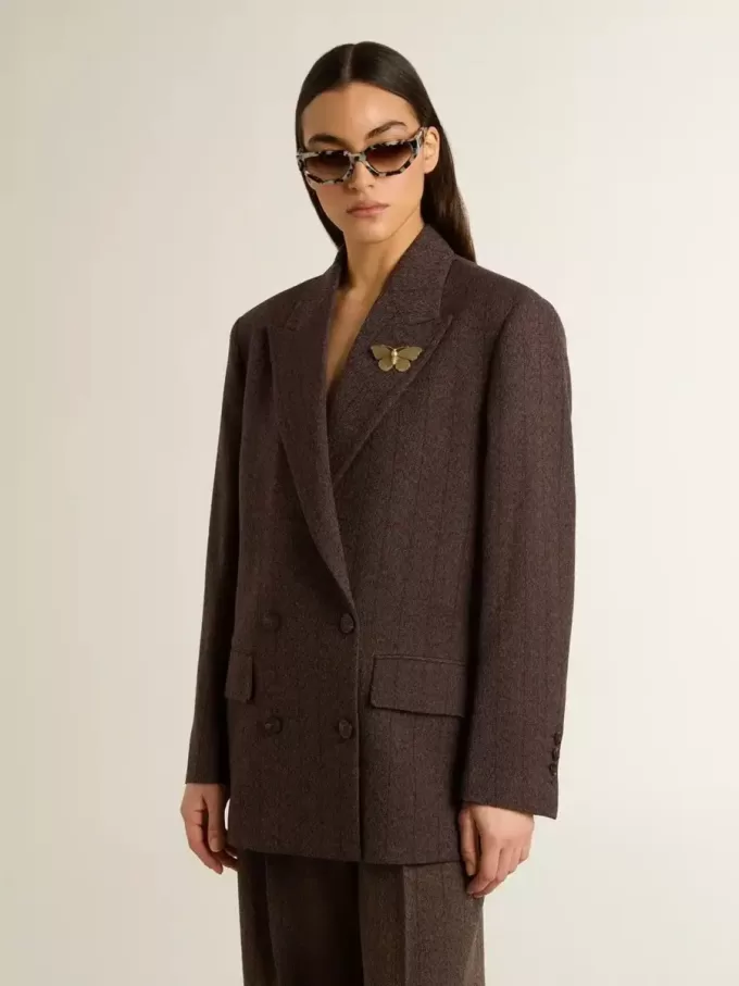 Damesblazer met dubbele knoopsluiting van donkerbruine wol met dun streepmotief
