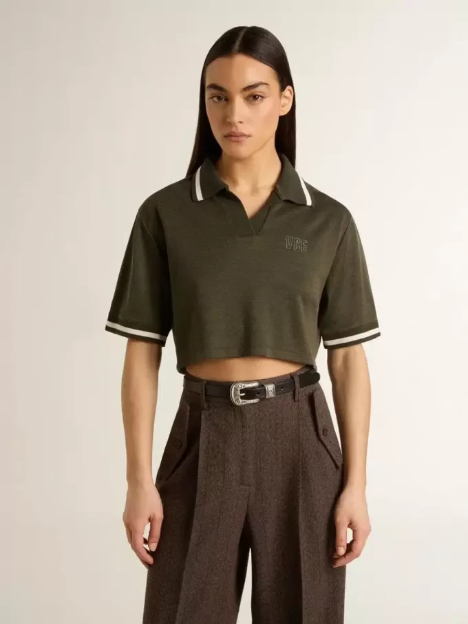 Damescropped polo van militairgroen jersey met borduursel