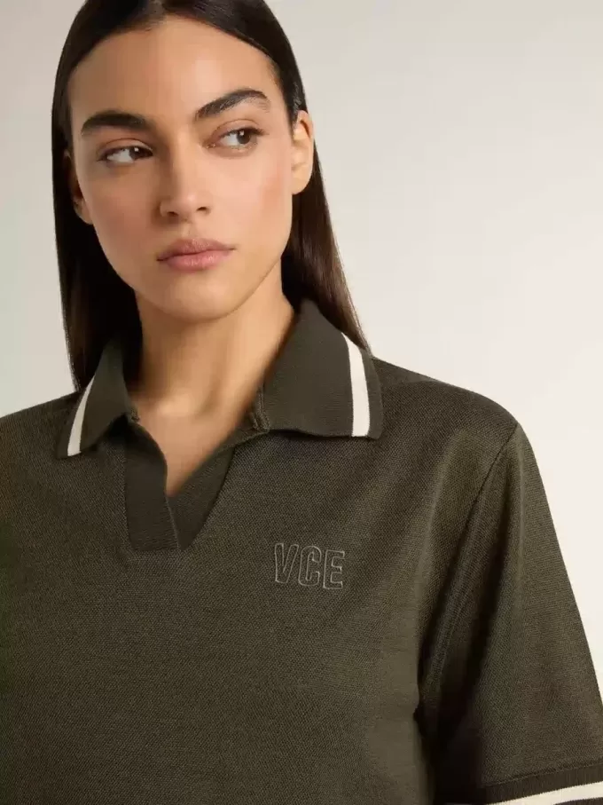 Damescropped polo van militairgroen jersey met borduursel