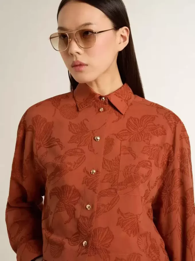 Dameshemd in baksteenrood jacquard met wijde mouwen
