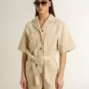 Damesromper in beige denim met riem en gerafelde zoom