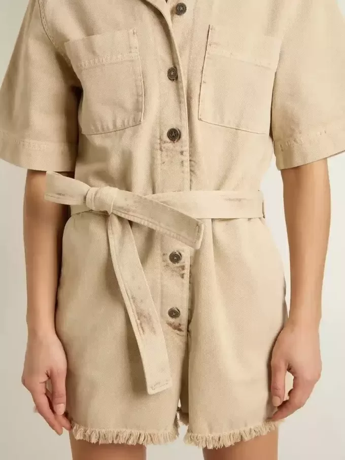Damesromper in beige denim met riem en gerafelde zoom