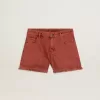 Damesshort in baksteenrode denim met Golden Mediterraneo-borduursel