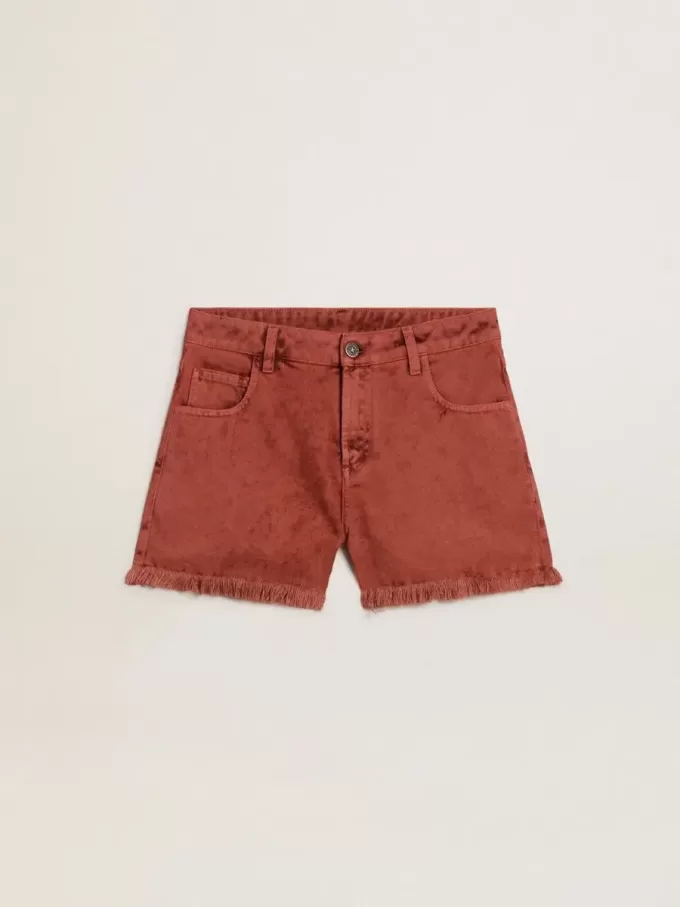 Damesshort in baksteenrode denim met Golden Mediterraneo-borduursel