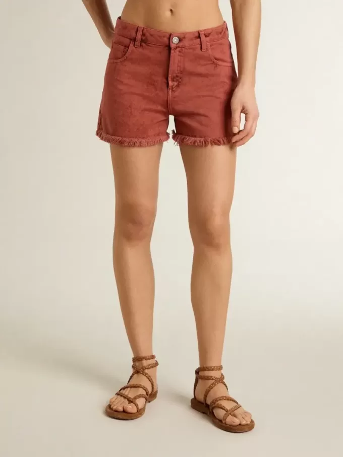Damesshort in baksteenrode denim met Golden Mediterraneo-borduursel