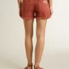 Damesshort in baksteenrode denim met Golden Mediterraneo-borduursel