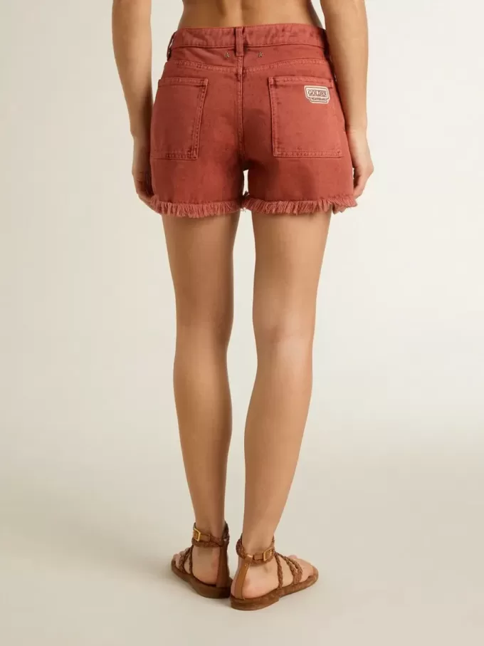 Damesshort in baksteenrode denim met Golden Mediterraneo-borduursel
