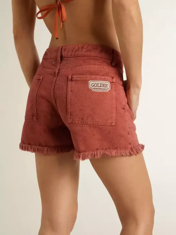 Damesshort in baksteenrode denim met Golden Mediterraneo-borduursel
