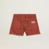 Damesshort in baksteenrode denim met Golden Mediterraneo-borduursel