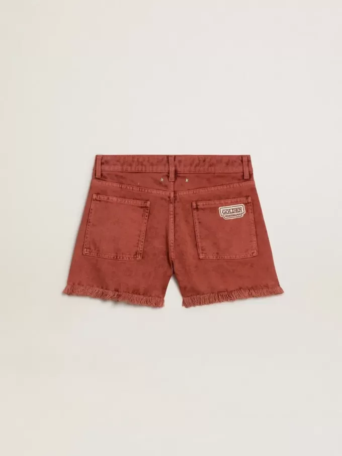 Damesshort in baksteenrode denim met Golden Mediterraneo-borduursel
