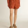 Damesshort in baksteenrood jacquard met maritiem bloemenpatroon