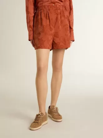 Damesshort in baksteenrood jacquard met maritiem bloemenpatroon