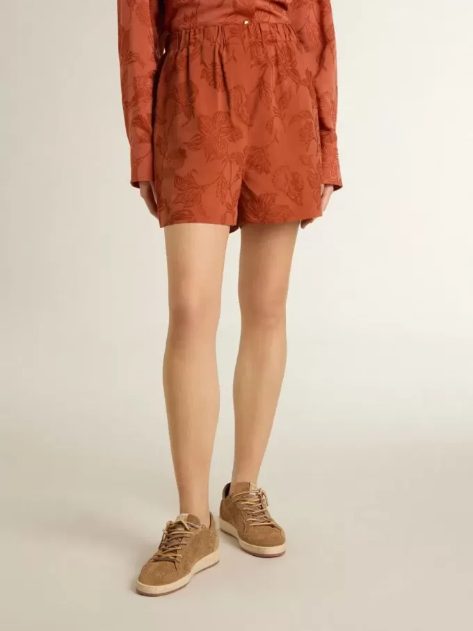 Damesshort in baksteenrood jacquard met maritiem bloemenpatroon
