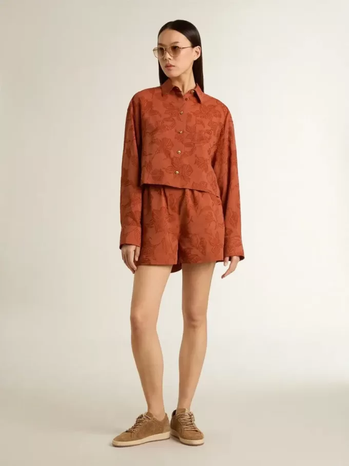 Damesshort in baksteenrood jacquard met maritiem bloemenpatroon