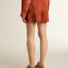Damesshort in baksteenrood jacquard met maritiem bloemenpatroon