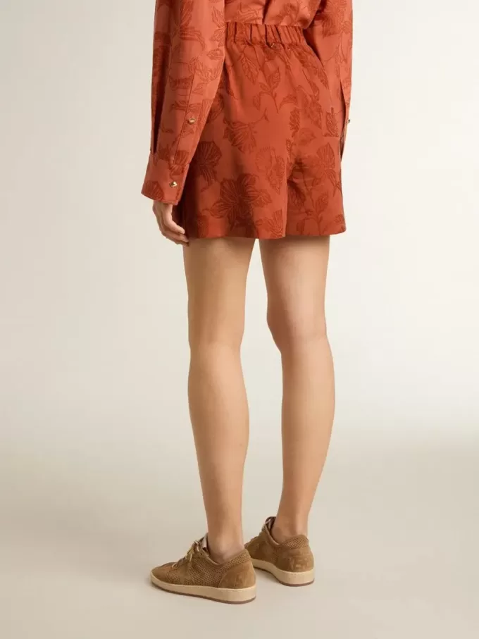 Damesshort in baksteenrood jacquard met maritiem bloemenpatroon