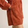 Damesshort in baksteenrood jacquard met maritiem bloemenpatroon