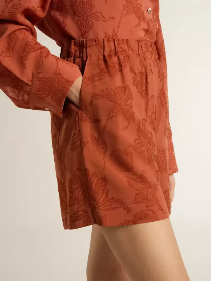 Damesshort in baksteenrood jacquard met maritiem bloemenpatroon