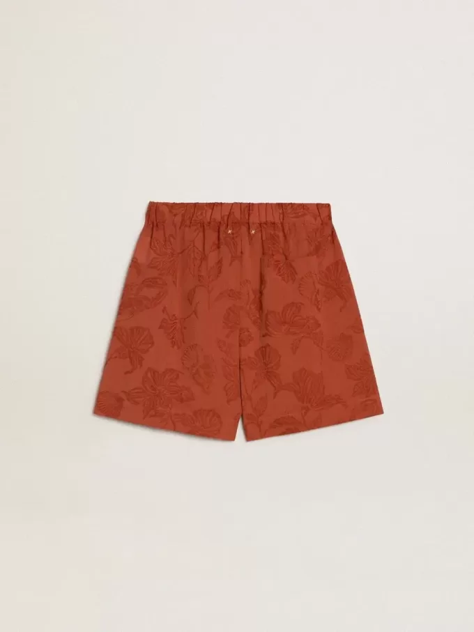 Damesshort in baksteenrood jacquard met maritiem bloemenpatroon