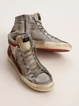 Damesslipper met zilverkleurig metallic leren bovenwerk en rode metallic leren flash