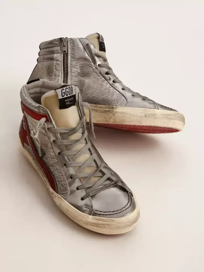 Damesslipper met zilverkleurig metallic leren bovenwerk en rode metallic leren flash