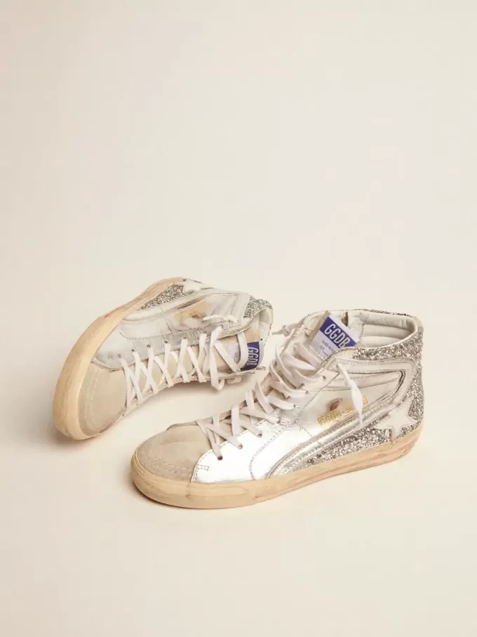 Damesslippers met gelamineerd leren bovenwerk en zilveren glitter