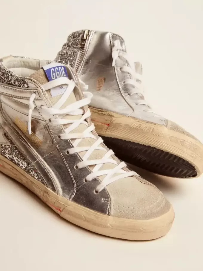 Damesslippers met gelamineerd leren bovenwerk en zilveren glitter