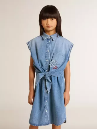 Denim jurkje voor meisjes met knoop aan de voorkant en borduursels