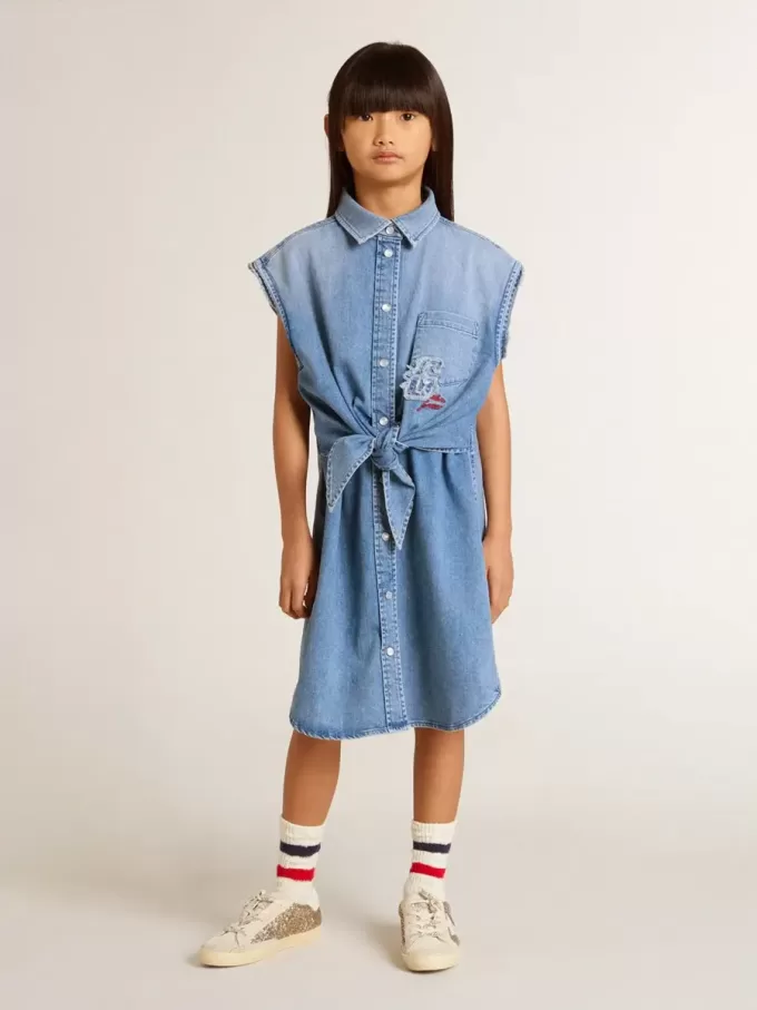 Denim jurkje voor meisjes met knoop aan de voorkant en borduursels