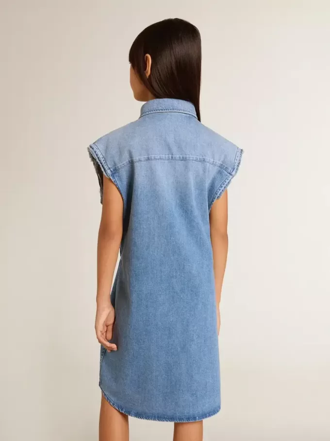 Denim jurkje voor meisjes met knoop aan de voorkant en borduursels