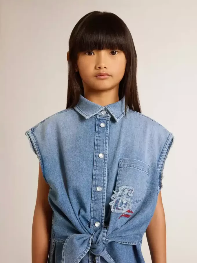 Denim jurkje voor meisjes met knoop aan de voorkant en borduursels