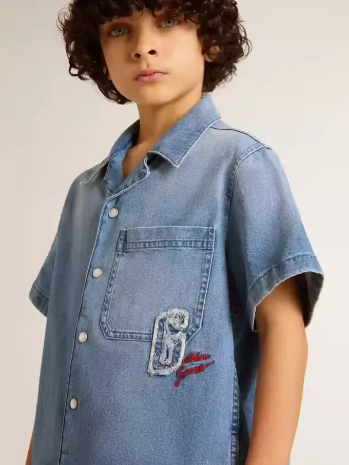 Denim korte broek voor kinderen met borduursel op de achterkant