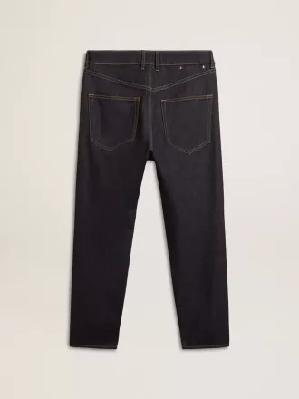 Donkerblauwe herenjeans van één keer gewassen denim