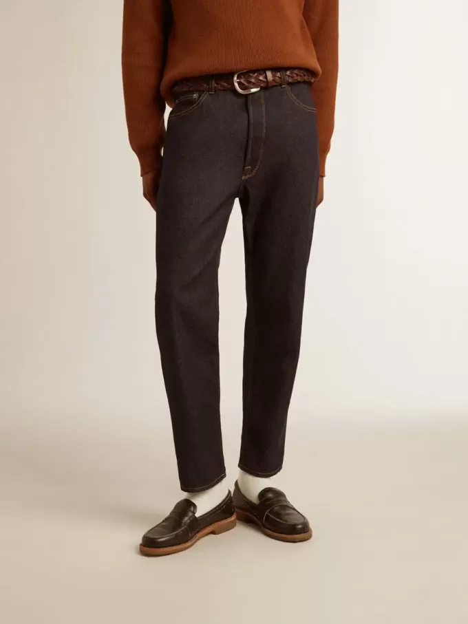 Donkerblauwe herenjeans van één keer gewassen denim