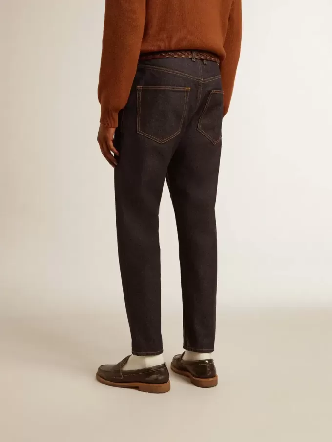 Donkerblauwe herenjeans van één keer gewassen denim