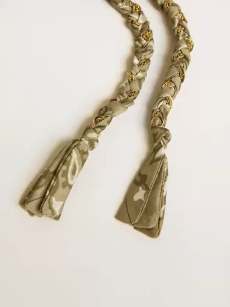 Duifgrijze gevlochten stoffen bedel met messing ketting