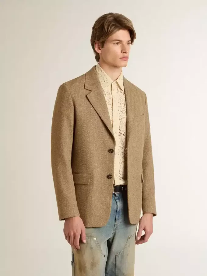 Enkelrijige blazer voor heren in een zandkleurige linnenmix met chevronpatroon.