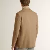 Enkelrijige blazer voor heren in een zandkleurige linnenmix met chevronpatroon.