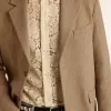Enkelrijige blazer voor heren in een zandkleurige linnenmix met chevronpatroon.