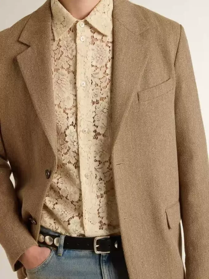 Enkelrijige blazer voor heren in een zandkleurige linnenmix met chevronpatroon.