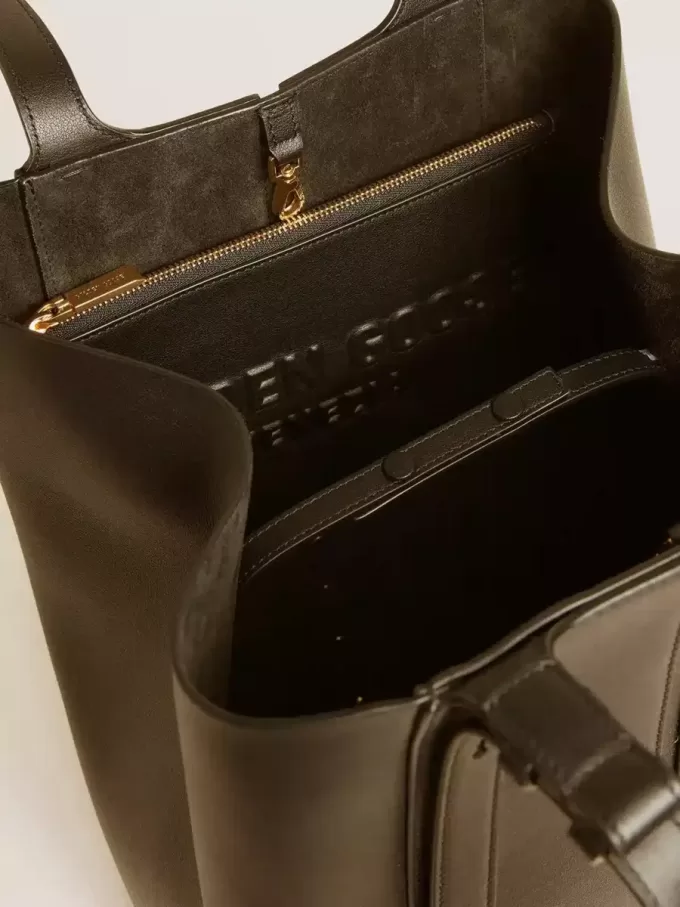 Etui van zwart leer met reliëflogo